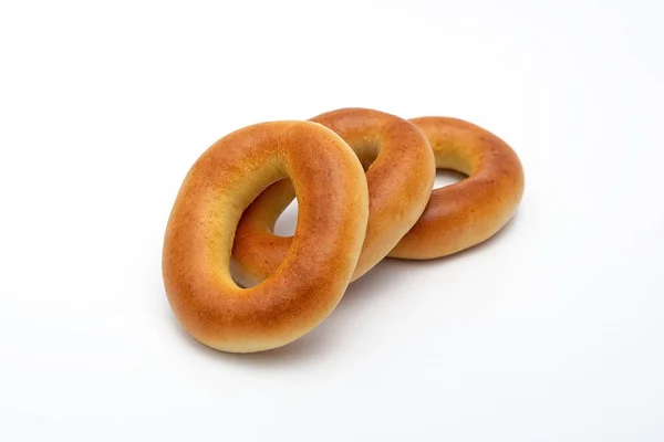 Beyaz arkaplanda çörek ya da simit halkası.