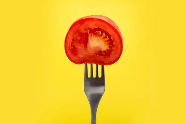 Medio Tomate Rojo Fresco Sobre Tenedor Sobre Fondo Amarillo — Foto de Stock