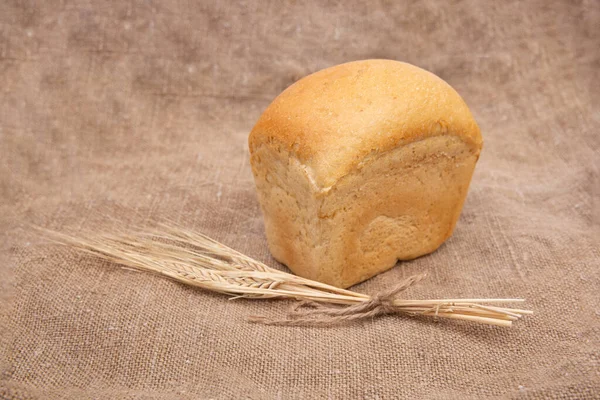 Loaf Από Ψωμί Σιταριού Ρουστίκ Ξύλινο Τραπέζι Λινάτσα Close — Φωτογραφία Αρχείου