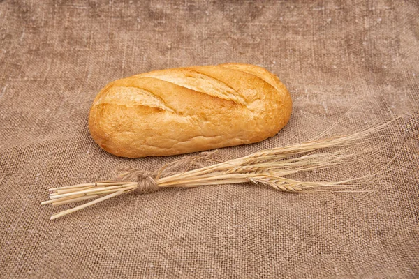 Loaf Ψωμί Σίκαλης Μπαγκέτα Ρουστίκ Ξύλινο Τραπέζι Λινάτσα Close — Φωτογραφία Αρχείου