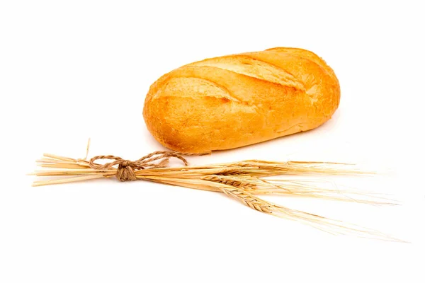 Chleb Żytni Lub Bagietka Uchem Pszenicy Białym Tle — Zdjęcie stockowe