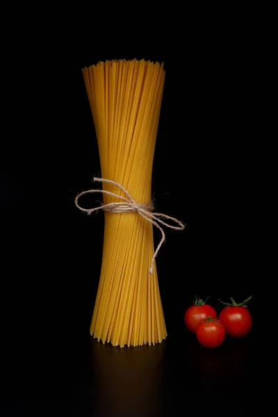 Buquê Monte Macarrão Cru Com Tomates Fundo Preto — Fotografia de Stock