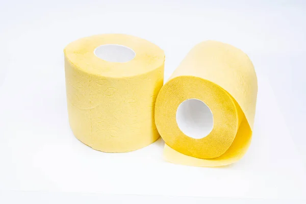 Rollos de papel higiénico amarillo aislados sobre fondo blanco —  Fotos de Stock