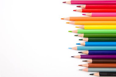 Beyaz arkaplanda izole edilmiş renkli kalemler yakın plan