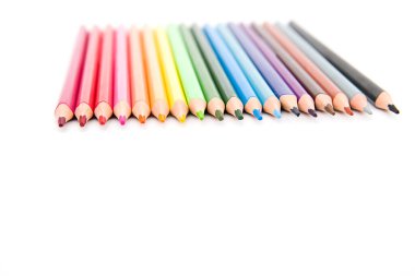 Beyaz arkaplanda izole edilmiş renkli kalemler yakın plan