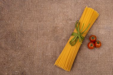 Keten ya da jüt çuvalı ya da kumaş malzemeli çiğ makarna..