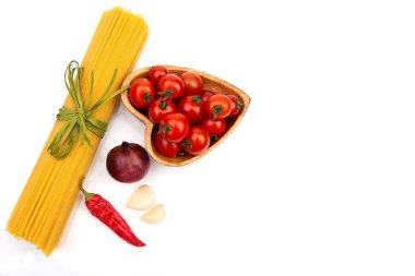 Beyaz arka planda malzemeli çiğ makarna. Üst görünüm.