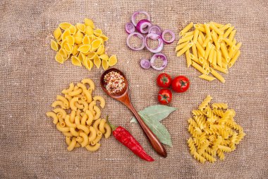 Keten ya da jüt çuvalı ya da kumaş malzemeli çiğ makarna..