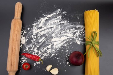 Siyah arkaplan içerikli çiğ makarna.