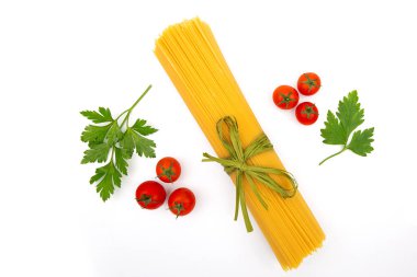 Beyaz arka planda malzemeli çiğ makarna. Üst görünüm