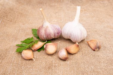 Sarımsaklı karanfil ve sarımsaklı ampul..