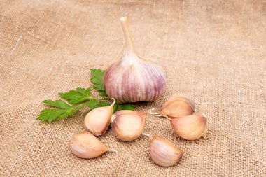 Sarımsaklı karanfil ve sarımsaklı ampul..