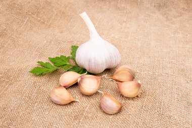 Sarımsaklı karanfil ve sarımsaklı ampul..