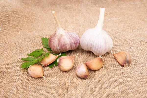 Sarımsaklı karanfil ve sarımsaklı ampul..