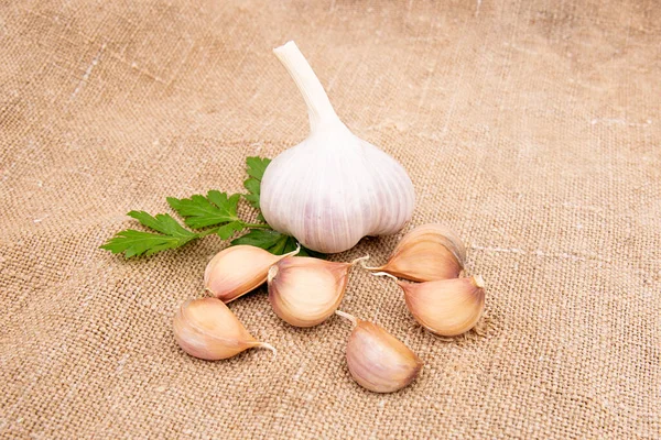 Sarımsaklı karanfil ve sarımsaklı ampul..