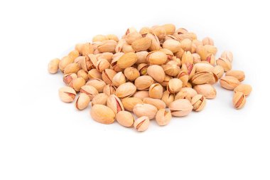 Beyaz arka planda fıstıklı çuval.