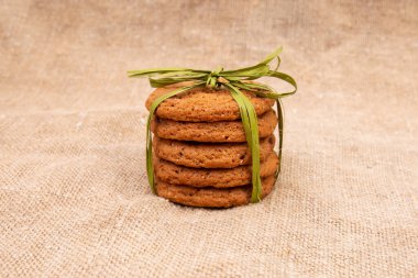 Eski çuval bezinde yulaf ezmeli kurabiye.