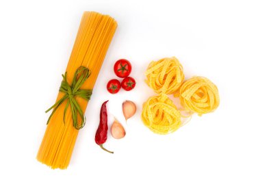 Beyaz arkaplan içerikli çiğ makarna.