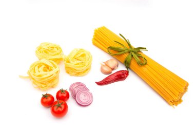 Beyaz arkaplan içerikli çiğ makarna.