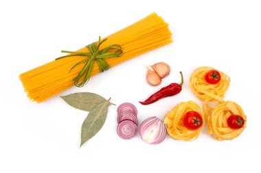 Beyaz arka planda malzemeli çiğ makarna. Üst görünüm