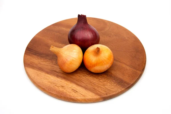 Red Onion Wooden Chopping Board — Stock Photo, Image