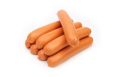 Beyaz arka planda izole edilmiş sosisler