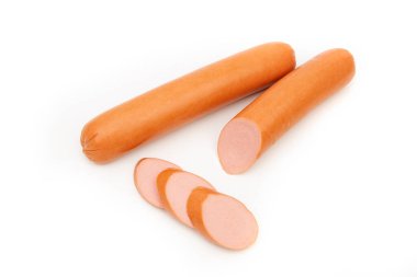 Beyaz arka planda izole edilmiş sosisler