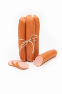 Beyaz arka planda izole edilmiş sosisler