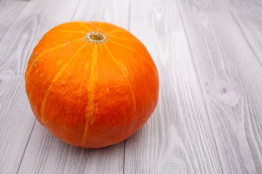 Ahşap arka planda izole edilmiş bir balkabağı