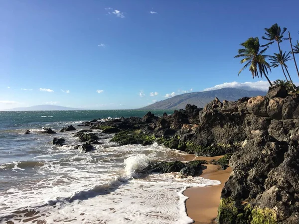 Arka planda ada Maui Beach