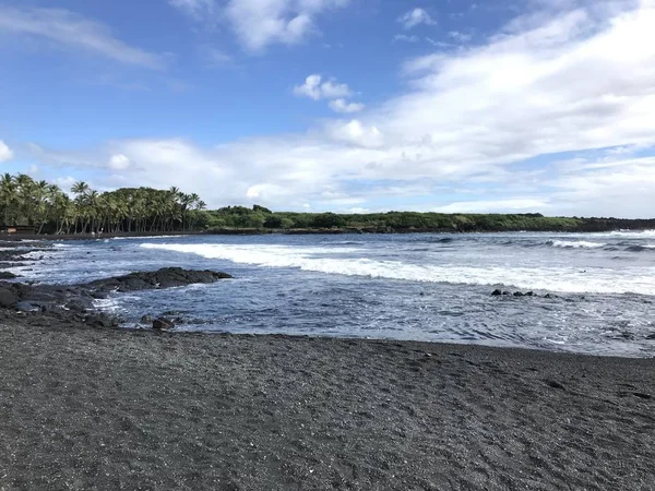 たっぷりして当たり障りのない砂のハワイのビッグアイランドのことことビーチ — ストック写真