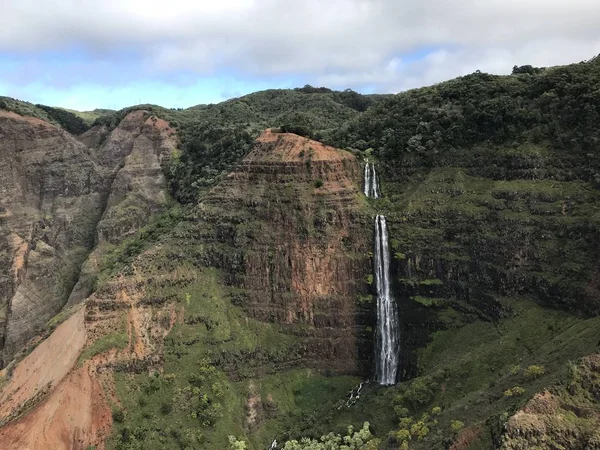 Kauai Waimea kanyonda bir helikopterden atış şelale