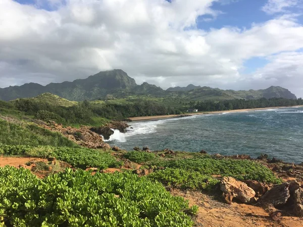 Kauai kıyı şeridi Mahaulepu üzerinden