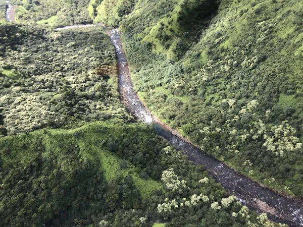 Bir helikopter nehirden Kauai