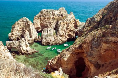 Ponta da Piedade, Algarve bölgesi, Portekiz seyahat fotoğraf, turkuaz deniz suyu turistik gemilerde
