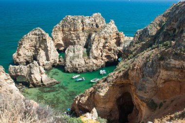 Ponta da Piedade, Algarve bölgesi, Portekiz seyahat fotoğraf, turkuaz deniz suyu turistik gemilerde