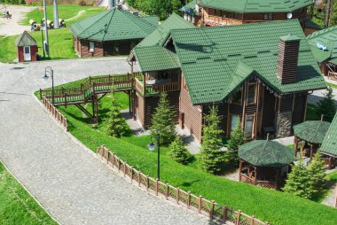 Bukovel Tatil Köyü. Karpatdağları. Ukrayna. 30 Nisan 2017. Asansör istasyonunun yüksekliğinden tatil Bukovel güzel görünümü.