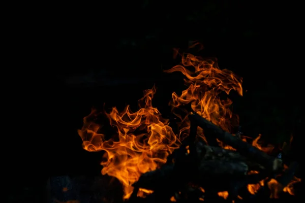 Φωτιά Μαύρο Φόντο Φωτιά Δημιουργεί Άπειρα Σχήματα Όταν Καίγεται Πορτοκαλί — Φωτογραφία Αρχείου