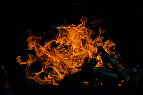 黑色背景的火焰 火在燃烧时会产生无限的形状 火焰中的橙色和黑色的背景图创造了有趣的纹理 地狱的火焰 燃烧的力量 — 图库照片