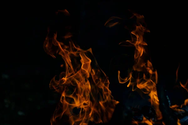 黑色背景的火焰 火在燃烧时会产生无限的形状 火焰中的橙色和黑色的背景图创造了有趣的纹理 地狱的火焰 燃烧的力量 — 图库照片