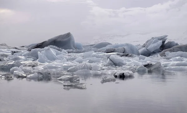 Παγετώνες Ήρεμα Νερά Στη Λίμνη Jokulsarlon Ισλανδία — Φωτογραφία Αρχείου