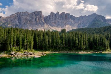 Carezza Lake Dolomites dağlar arka planda, İtalya
