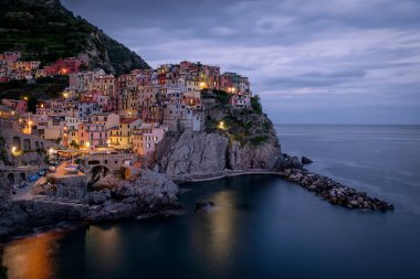 Günbatımında Manarola köyü manzarası, Cinque Terre, İtalya