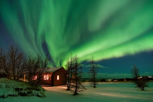 Awesome Northern Lights Beautiful Cottage Covered Snow Image Taken Iceland — Stock Photo, Image