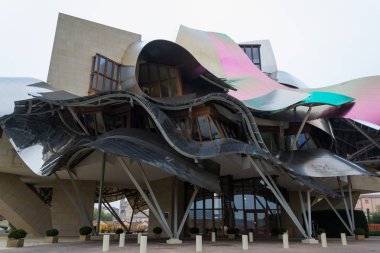 Elciego, İspanya - 8 Kasım 2015: Marques de Riscal lüks şaraphane ve otel Frank Gehry tarafından dizayn edilmiş olup,