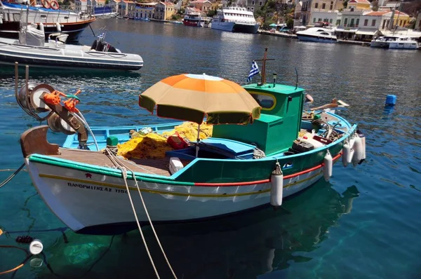 Denizde şemsiyeli tekne