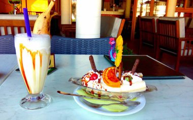 Lezzetli muz ve dondurma tatlısı.