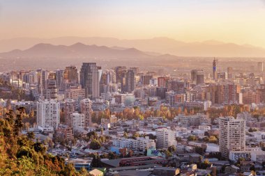 Gün batımında - Santiago, Chile Santiago şehrin havadan görünümü