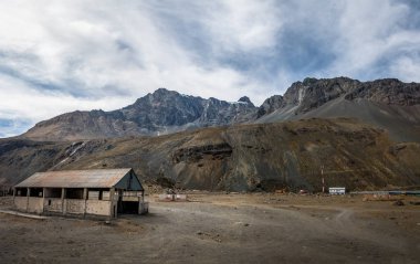 Las Cascaras eski kalıntıları üzerinden Cajon del Maipo - Şili Embalse el Yeso barajın inşaatı