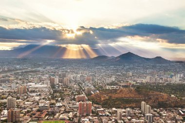 Blanco Hill - Santiago, Şili ile gün batımında Santiago havadan görünümü